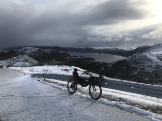 Adrian Voegeli fietste in 7 weken vanuit Zwitserland naar de Noordkaap op zijn M5 Carbon High Racer plus aanhanger... 